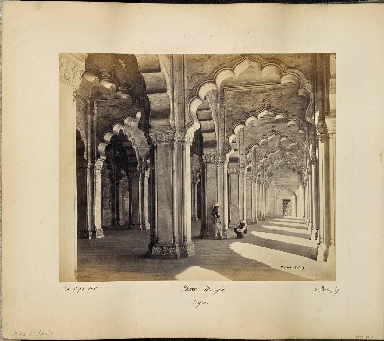 Agra ; intérieur de la Motee Musjid, montrant les arcs et piliers sarrasins en marbre - Samuel Bourne