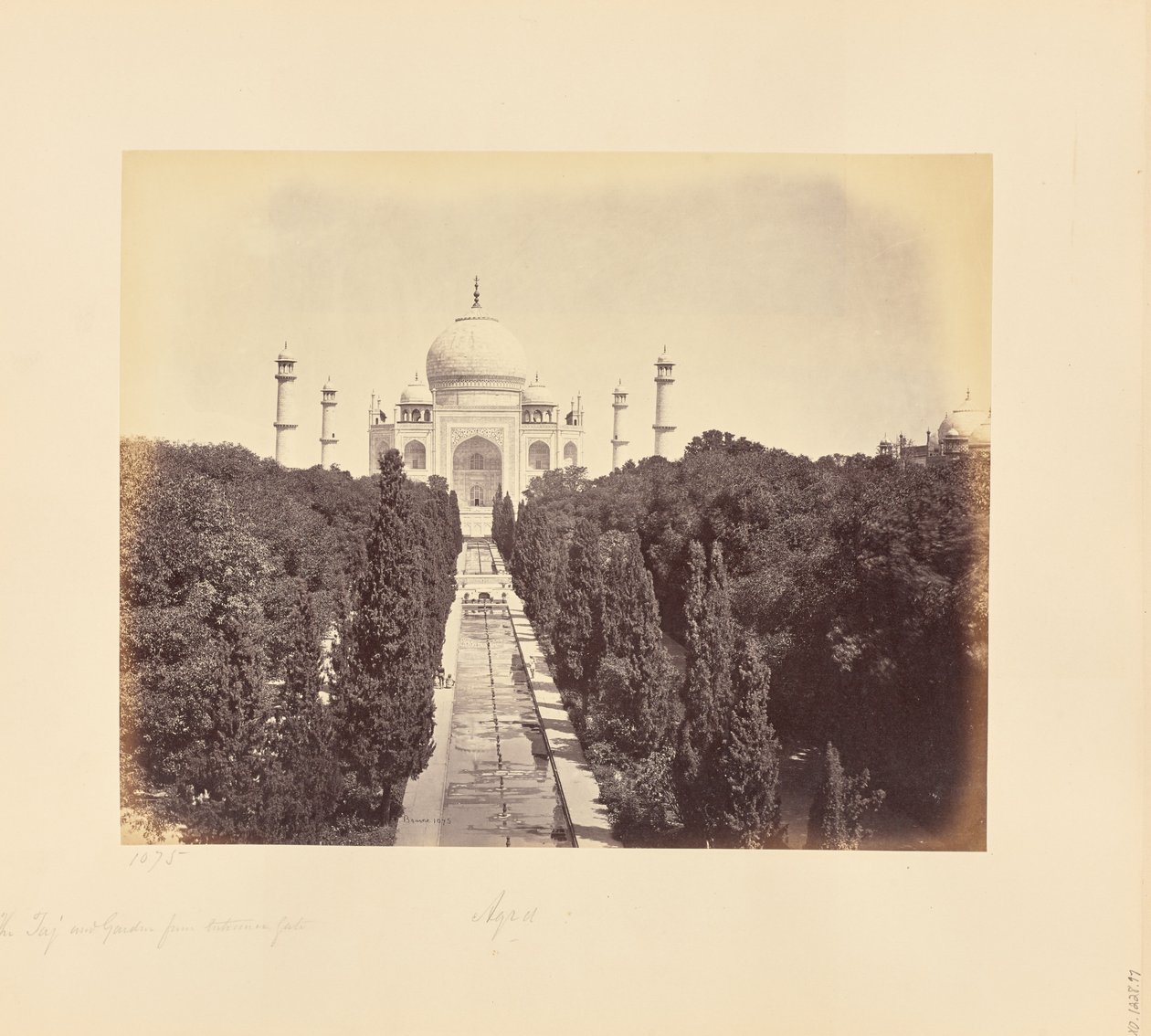 Agra ; le Taj et le jardin, vus depuis la porte d