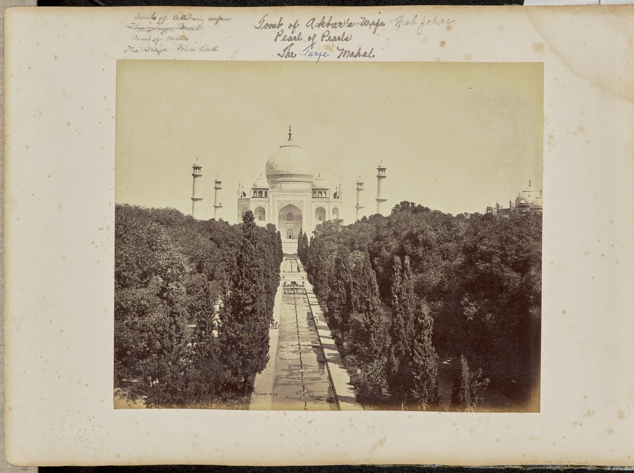 Agra; le Taj et le jardin, depuis la porte d
