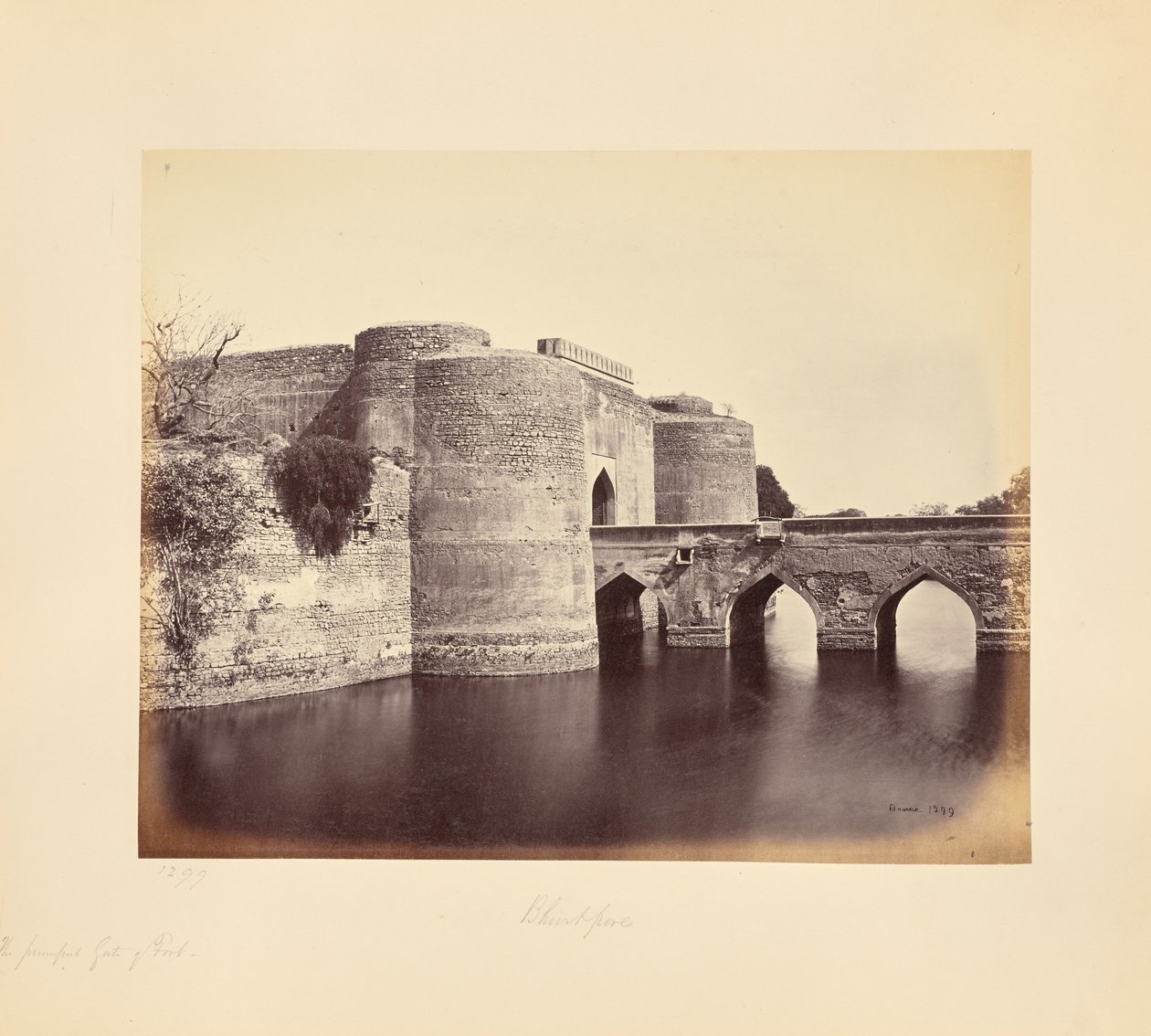 Bhurtpore ; la porte principale du fort - Samuel Bourne
