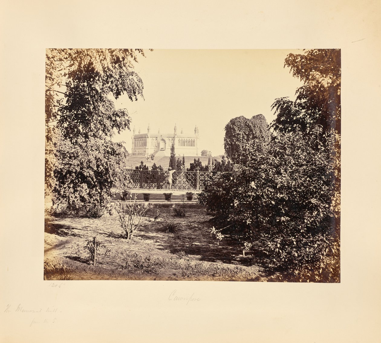 Cawnpore ; le puits commémoratif, vu à travers les arbres depuis le sud - Samuel Bourne