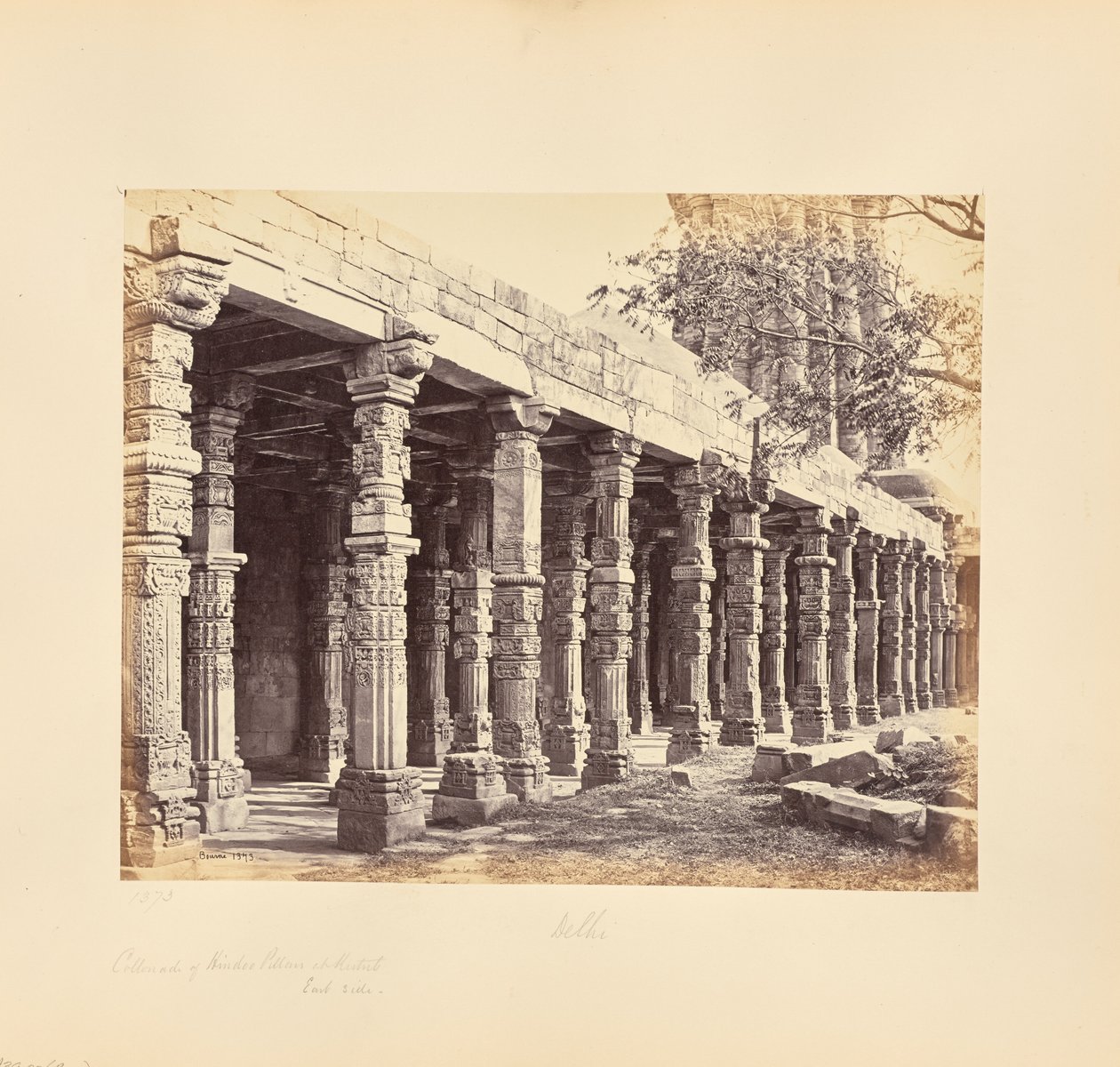 Delhi ; Colonnade de piliers hindous au Kutub Minar, côté est - Samuel Bourne