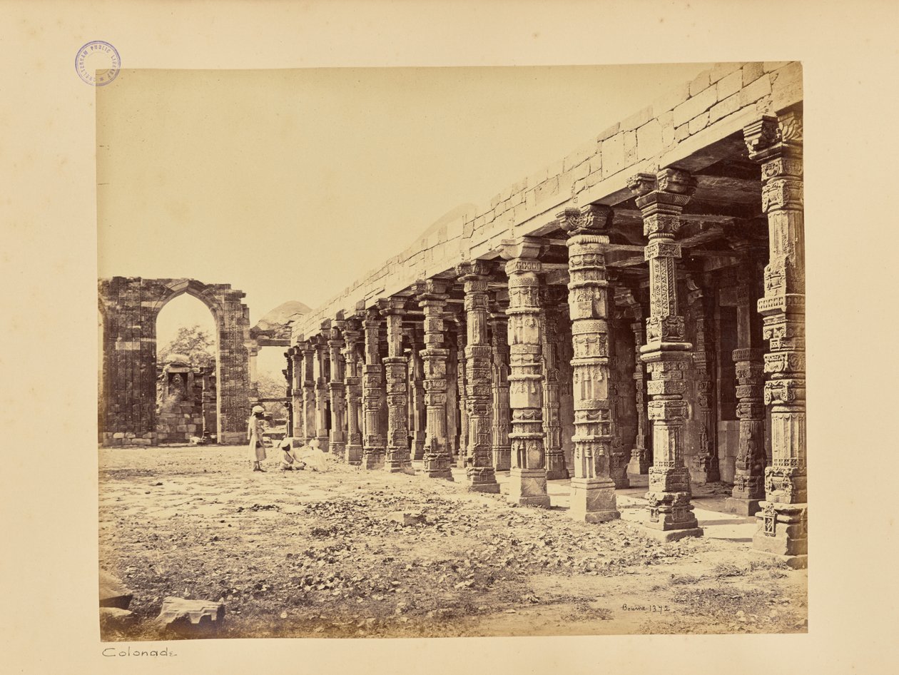 Delhi ; colonnade de piliers hindous au Qutb Minar, côté nord - Samuel Bourne