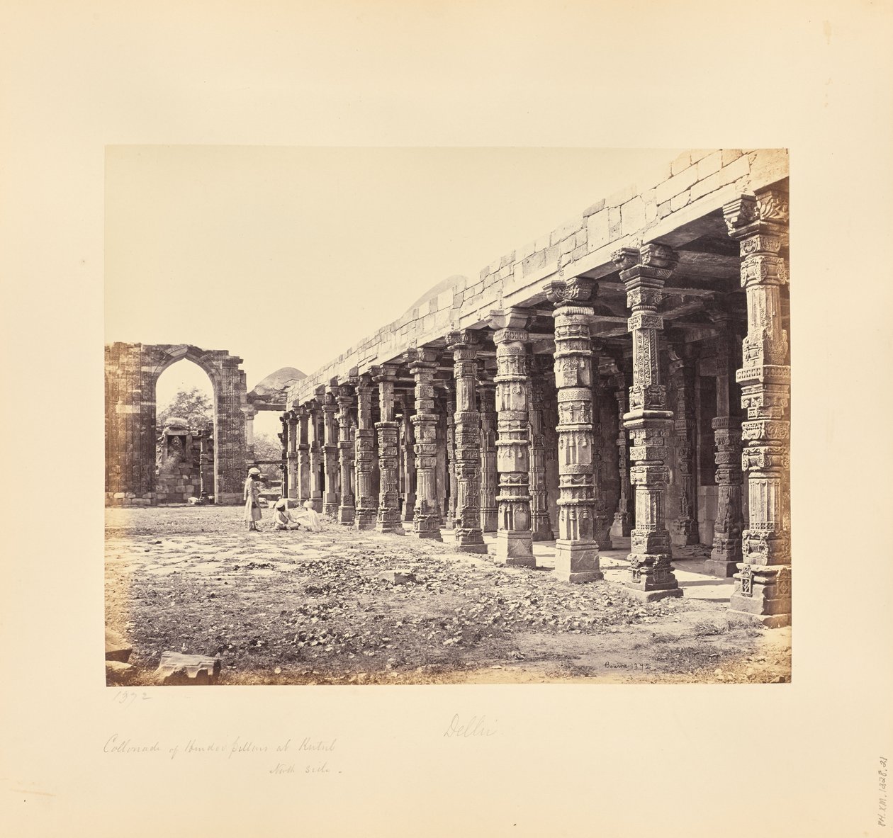 Delhi ; colonnade de piliers hindous au Qutb Minar, côté nord - Samuel Bourne