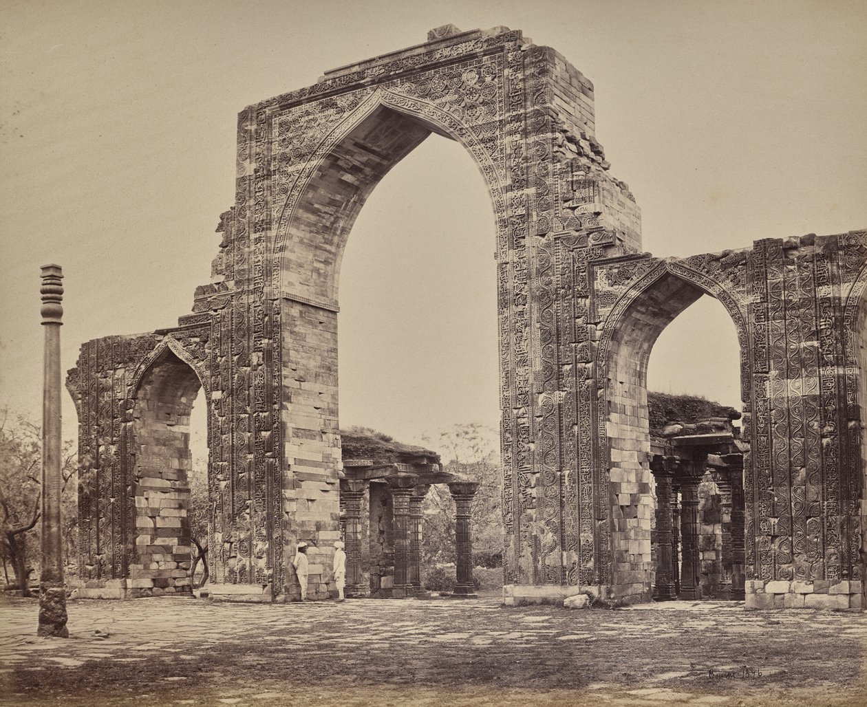 Delhi. Grande arche et pilier de fer près du Qutub Minar, ruines du vieux Delhi - Samuel Bourne