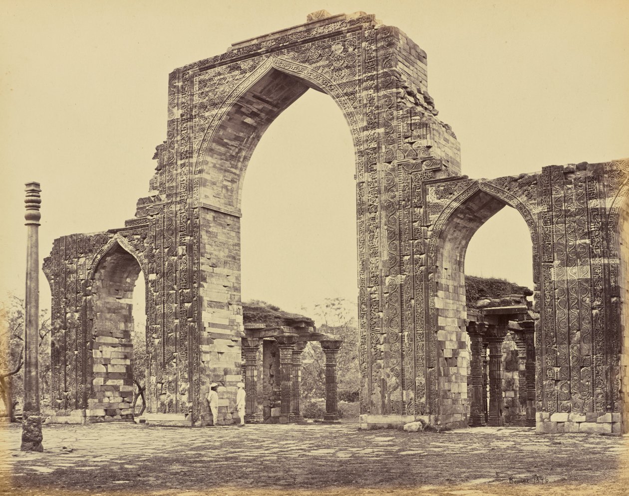 Delhi ; le Kutub Minar, la Grande Arche et le pilier de fer - Samuel Bourne