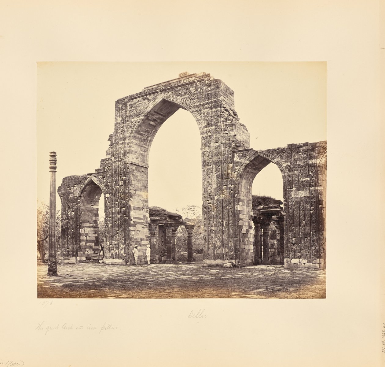 Delhi; le Kutub Minar, la Grande Arche et la Colonne de fer - Samuel Bourne