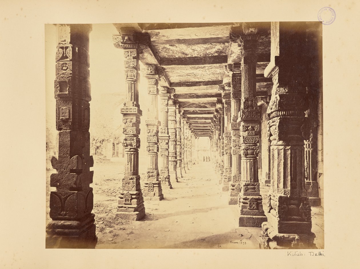 Delhi; le Qutb Minar, vue intérieure de la colonnade nord - Samuel Bourne