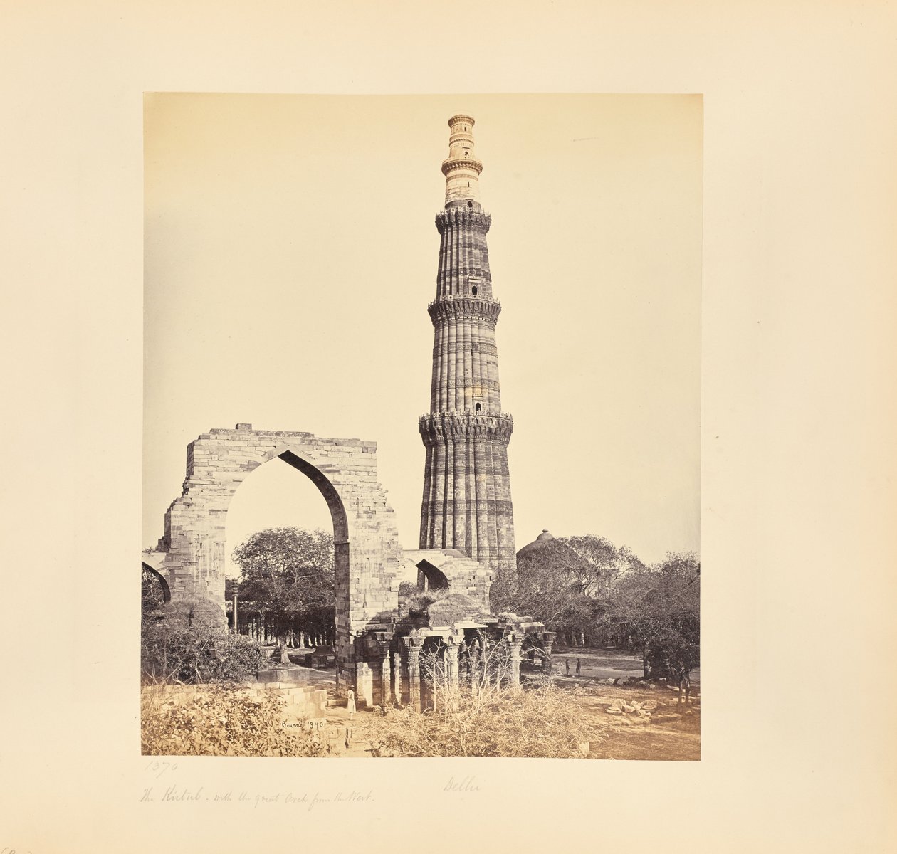 Delhi ; le Kutub Minar, avec le grand arc, vu de l