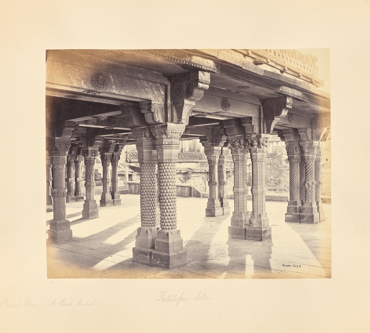 Fatehpur Sikri ; piliers sculptés dans le Panch Mahal - Samuel Bourne