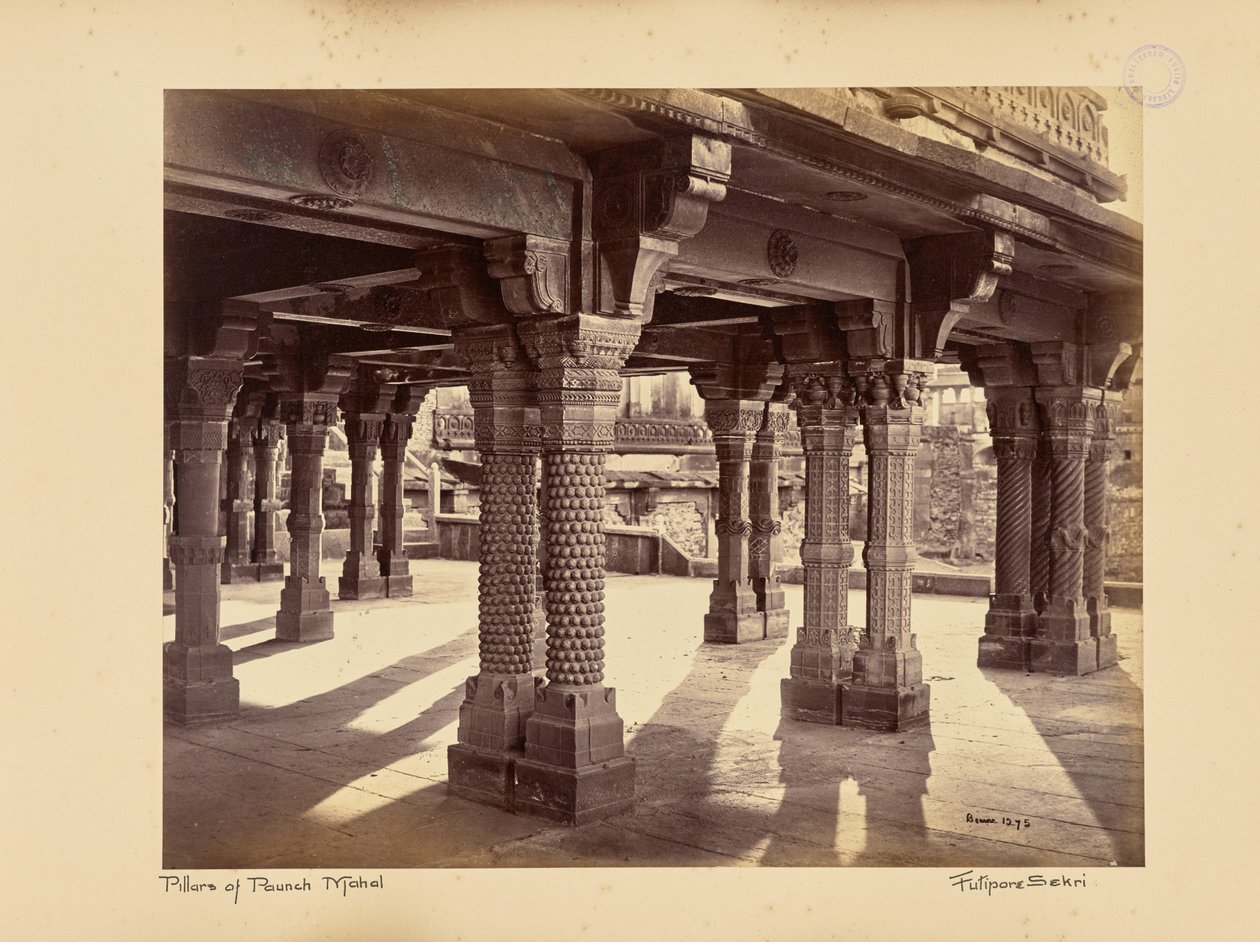 Fatehpur Sikri ; piliers sculptés dans le Panch Mahal - Samuel Bourne