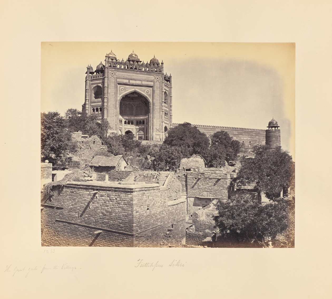 Fatehpur Sikri; la grande porte, vue du village - Samuel Bourne
