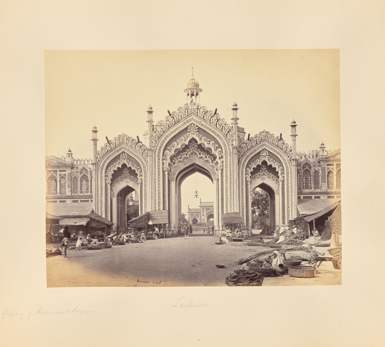 Lucknow ; La porte du bazar de Hooseinabad - Samuel Bourne