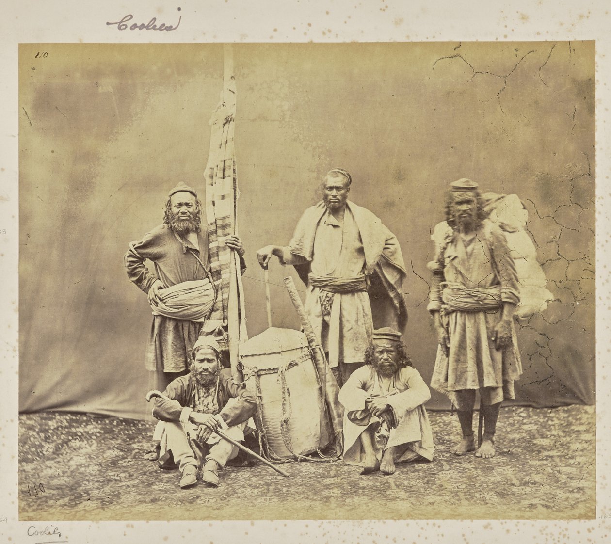 [Travailleurs de la montagne à Shimla avec Khiltas et Dandy] - Samuel Bourne