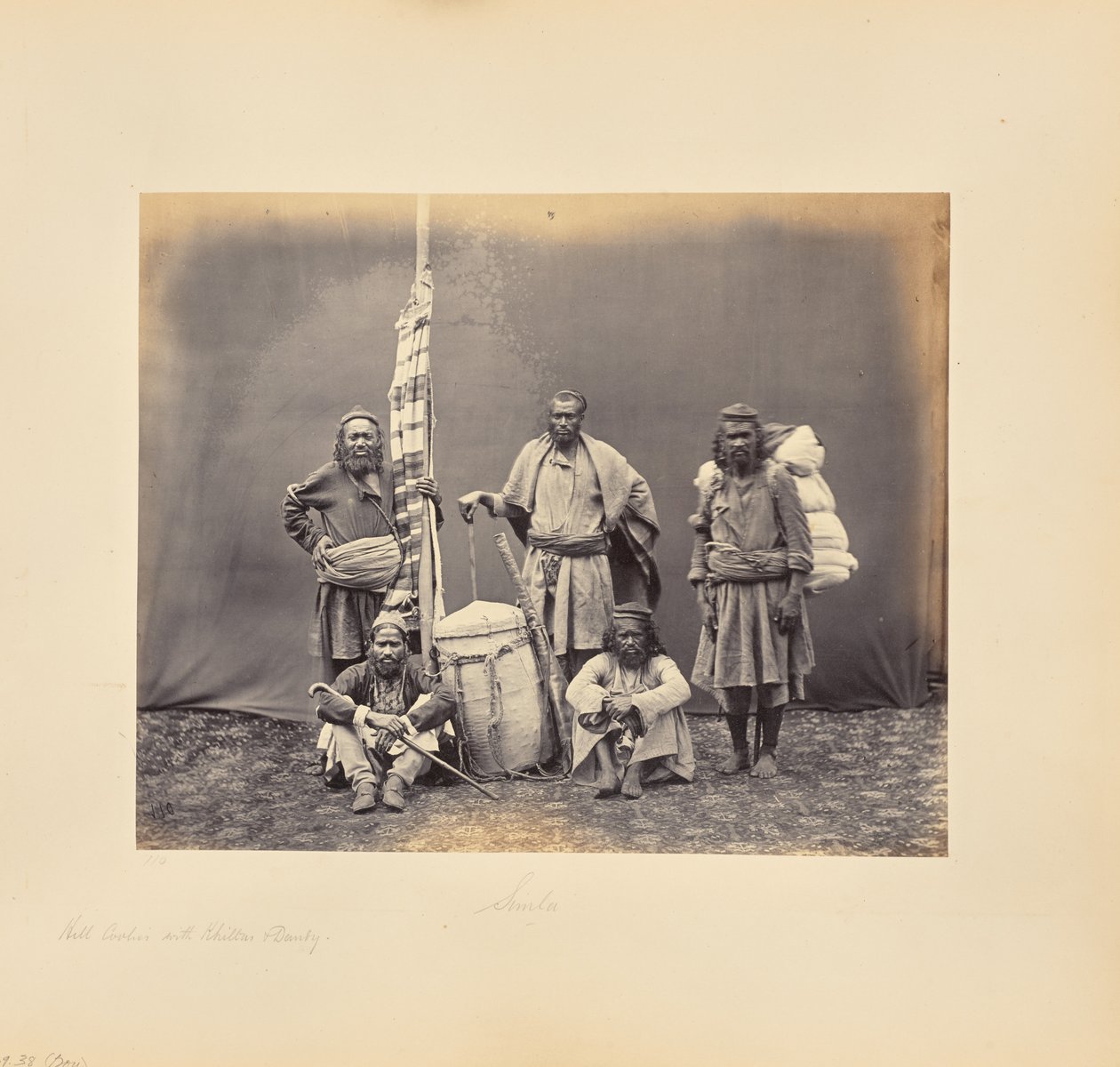 Travailleurs de montagne à Shimla avec khiltas et palanquin - Samuel Bourne