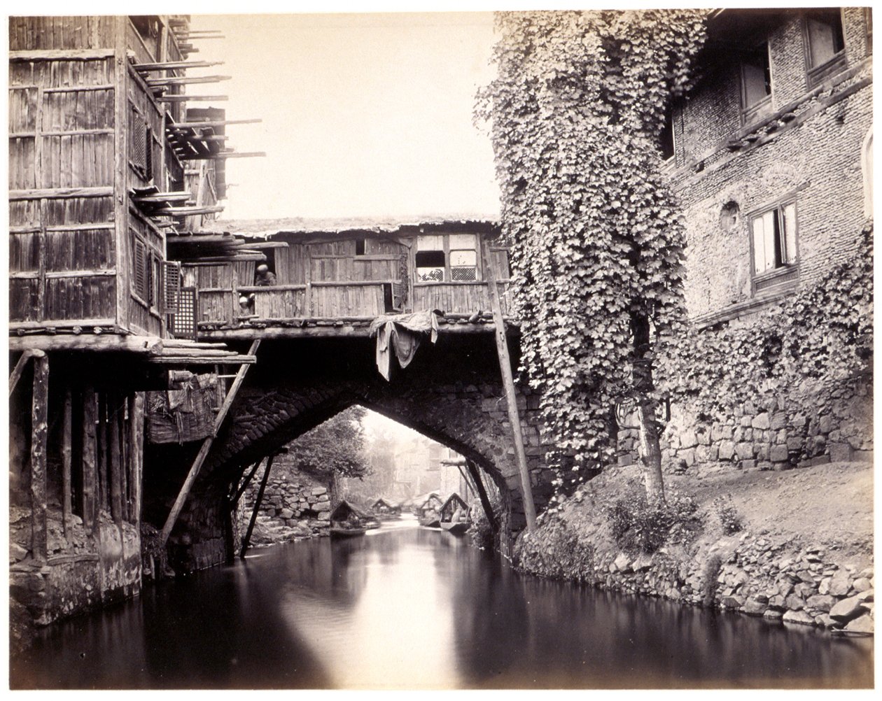 Sur le canal de Marqual, Cachemire - Samuel Bourne