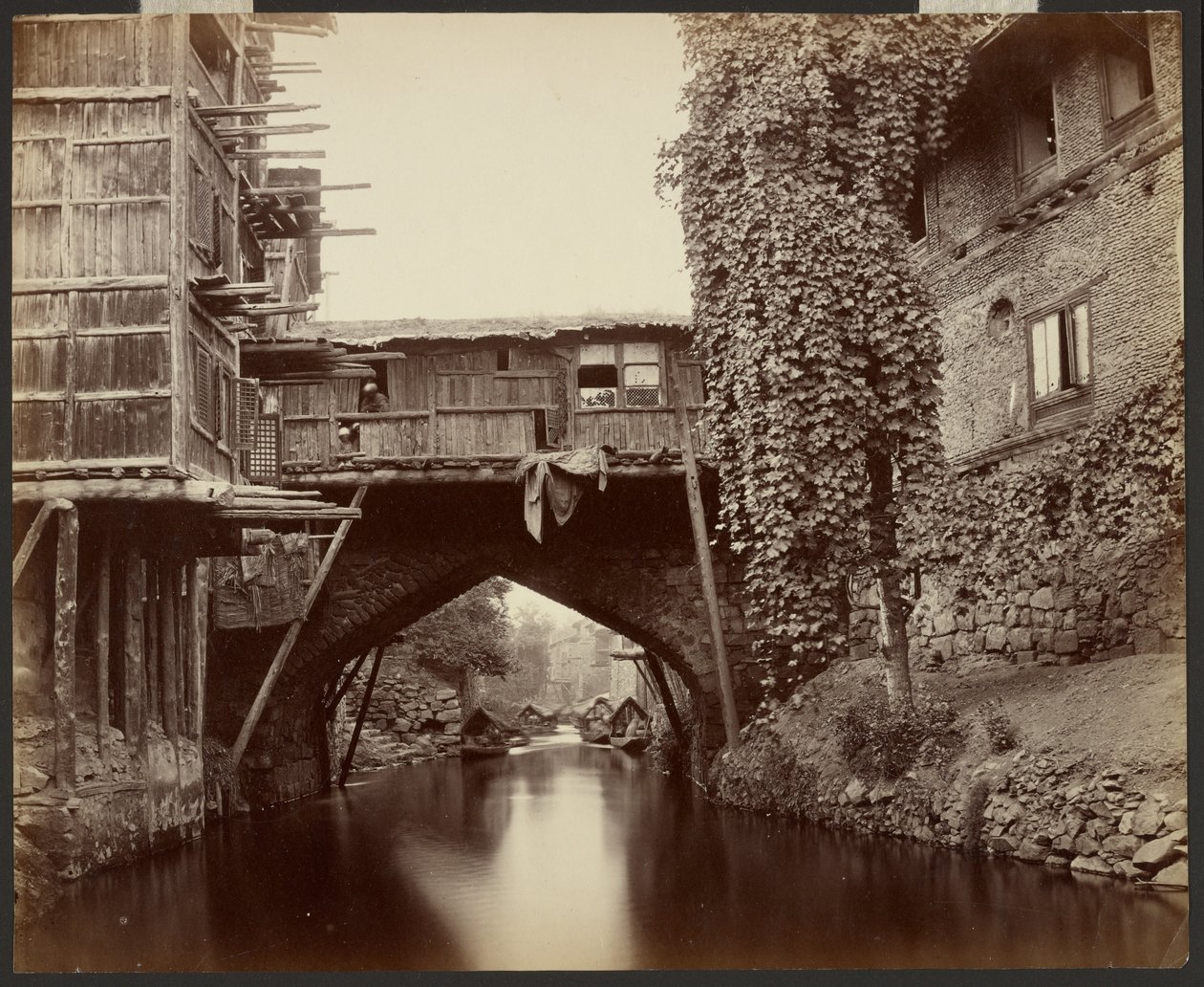 Srinagar; un pont sur le canal Marqual - Samuel Bourne