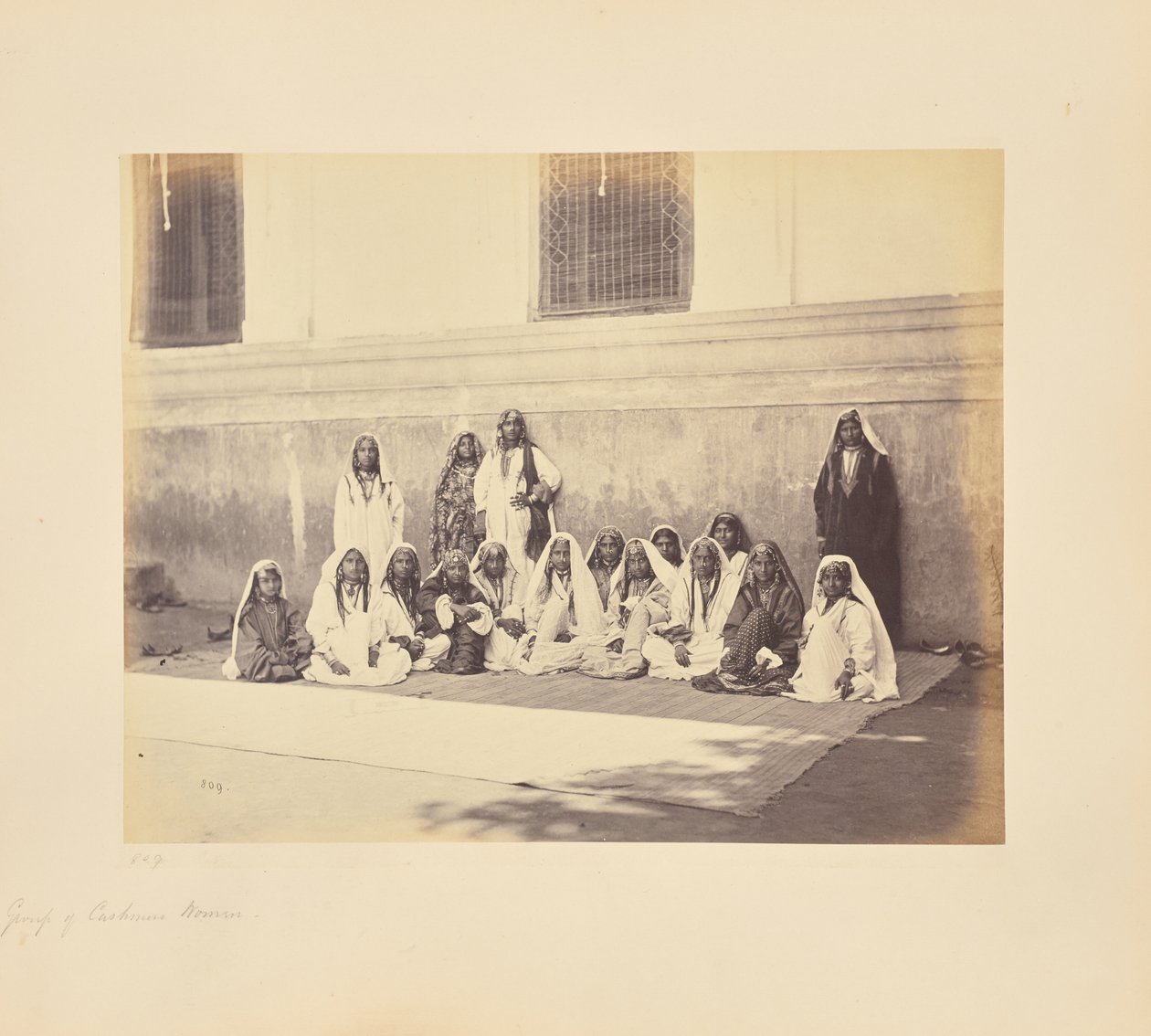 Srinuggur; Un groupe de femmes cachemiriennes - Samuel Bourne
