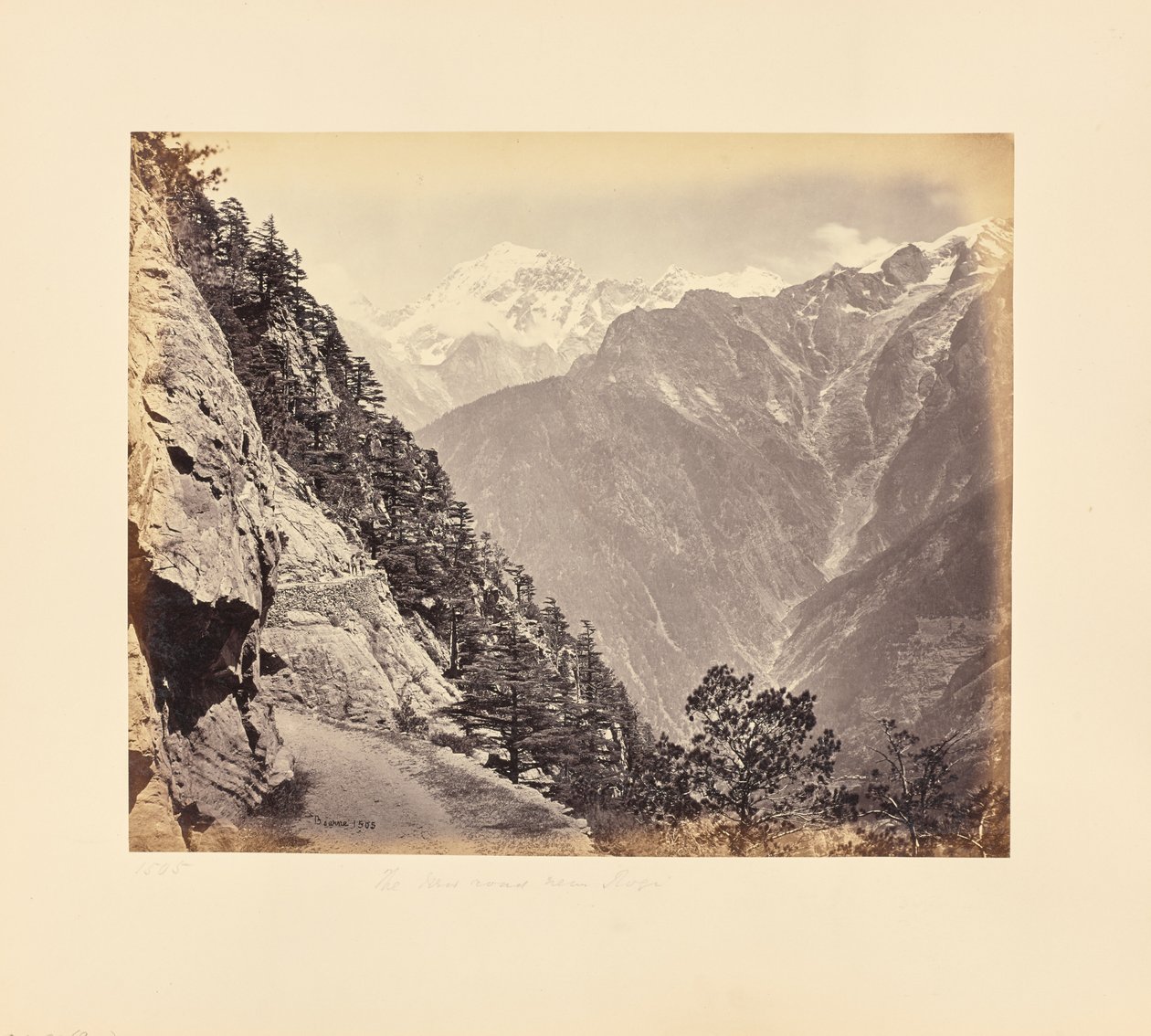 La nouvelle route près de Rogi - les monts Chini au loin - Samuel Bourne