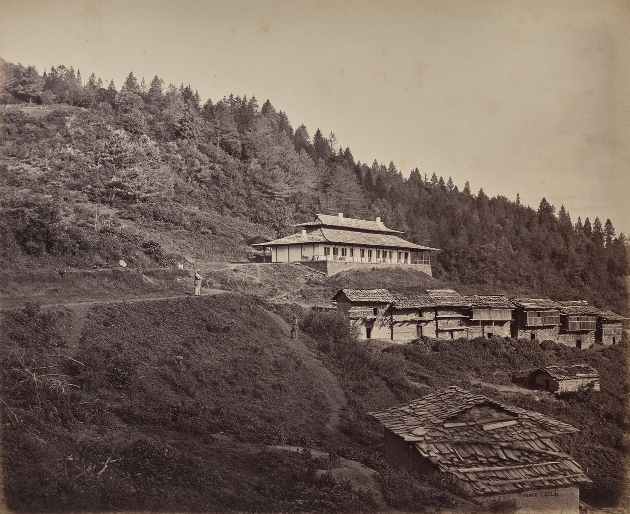 Le haut Himalaya. Village de Harkundu avec bungalow pour voyageurs dans une maison de repos - Samuel Bourne