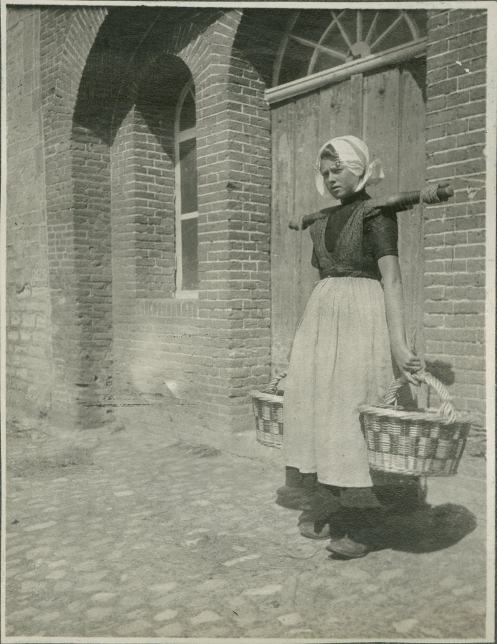 Femme avec deux paniers, photographie de Voyages en Europe et en Afrique du Nord - Sarah Van Doren Shaw