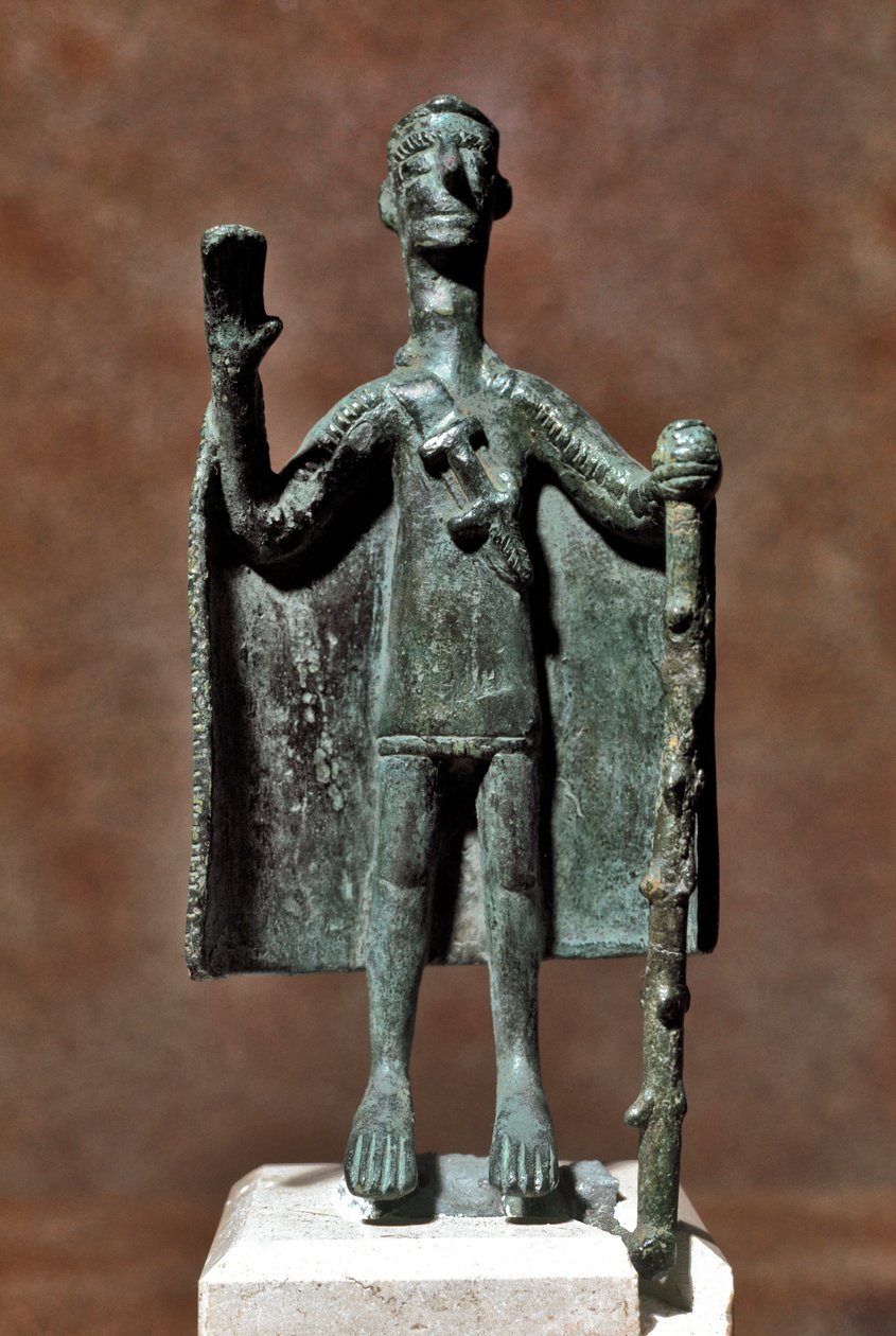 Culture nuragique (nuraghi) sarde : statuette en bronze de voyageur tenant un bâton et couvert d