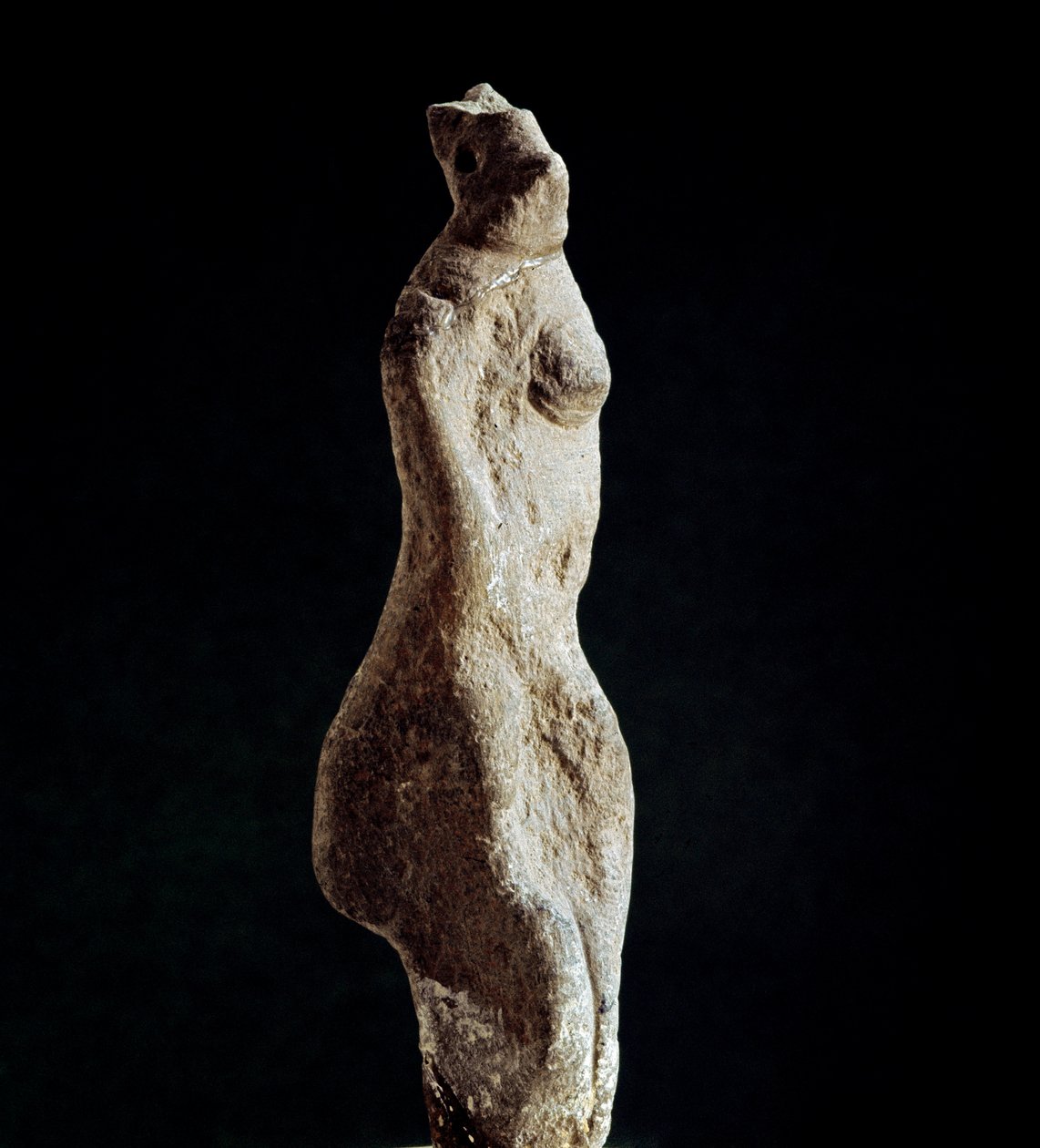 Culture nuragique (nuraghi) sarde : statuette en calcaire de Vénus stéatopyge (forme du bas du dos) (Vénus de Macomer), provenant de Macomer, près de Nuoro. Datant de la période pré-nuragique (XXVe-XVIIIe siècle av. J.-C.) Énéolithique. Cagliari, Museo Naz - Sardinia Nuragic Civilization
