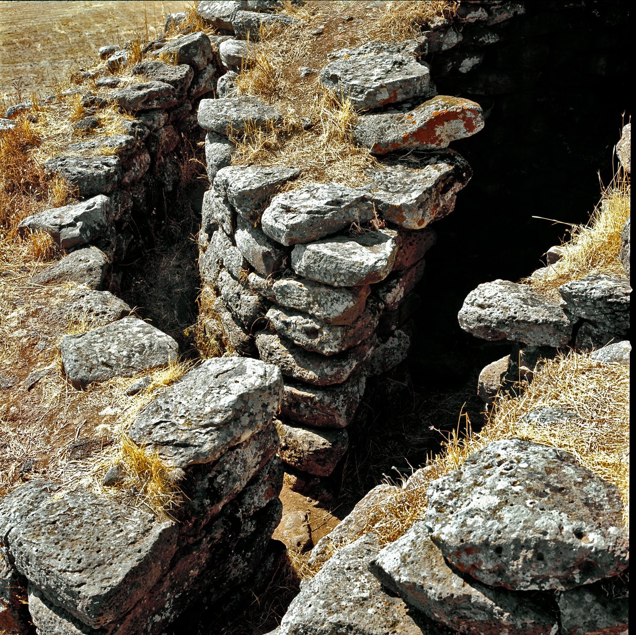 Culture nuragique (nuraghi) sarde : ruines de la ville nuragique sur le site mégalithique de Losa : une des tours défensives. XVe siècle av. J.-C. Abbasanta, Sardaigne, Italie - Sardinia Nuragic Civilization