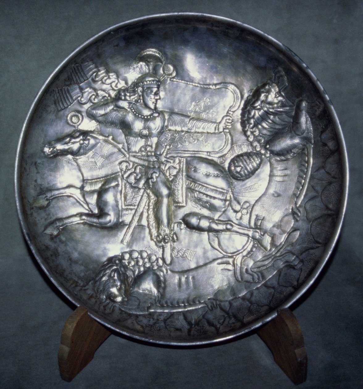 Plat représentant le Roi Ardashir II (r.379-86), de Sari, Mazandaran, c. 380 apr. J.-C. - Sasanian School