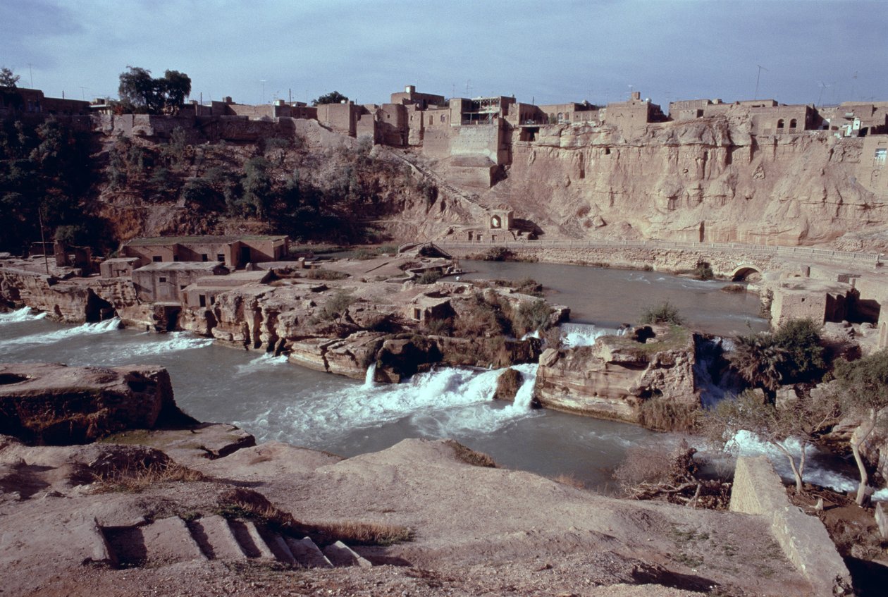 Vestiges du complexe pont-barrage-canal de Sika sur la rivière Gar-Gar avec la ville de Shushtar en arrière-plan - Sasanian School