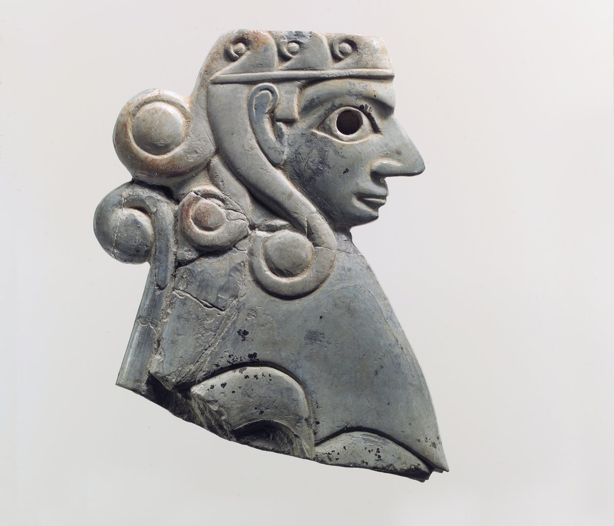 Plaque de meuble : sphinx femelle avec boucles de style Hathor, vers XVIIIe siècle av. J.-C. (ivoire d