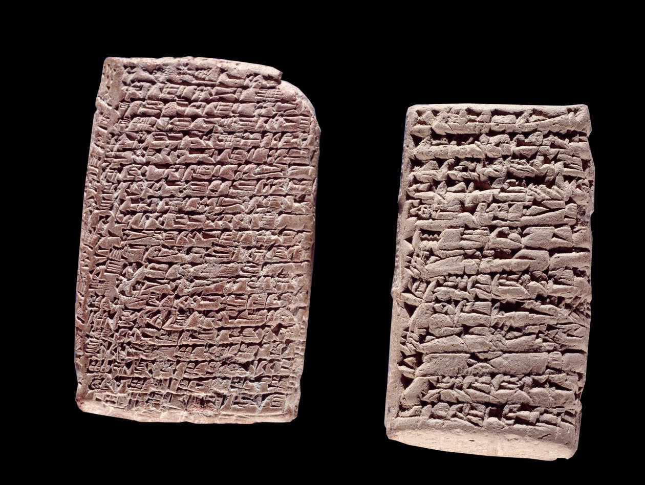 Tablettes assyriennes (gauche) d