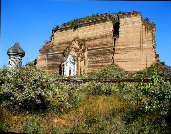 Le Mingun Paya, construit de 1790 à 1816 - School Burmese