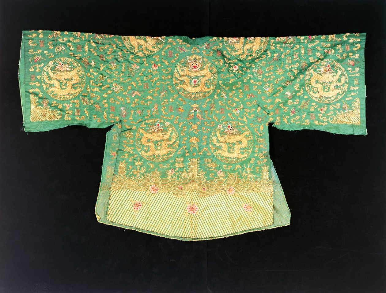 Une robe de dragon chinoise en satin vert olive - School Chinese