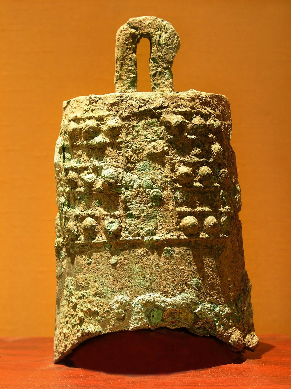 Cloche en bronze (770-476 av. J.-C.), découverte à Xiangmen. Photographie, Leonard de Selva, Musée de Suzhou, Chine, 2006 - School Chinese