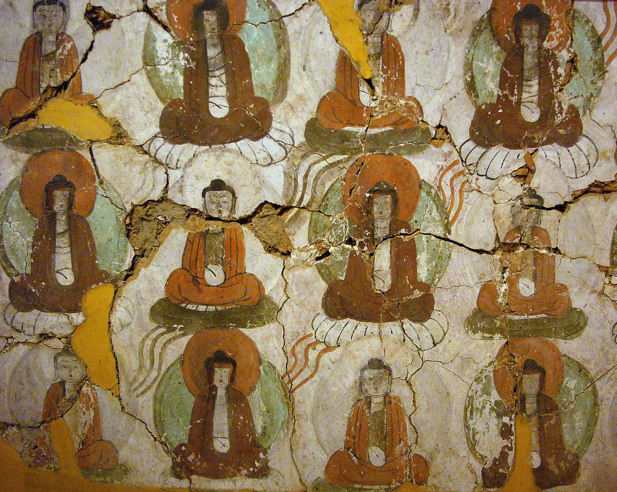 Bouddhas peints du IXe siècle, sur un fragment de peinture murale des « Grottes des Mille Bouddhas » à Kumtura, région autonome du Xinjiang. Photographie, Musée national de Séoul, République de Corée, 2006 - School Chinese