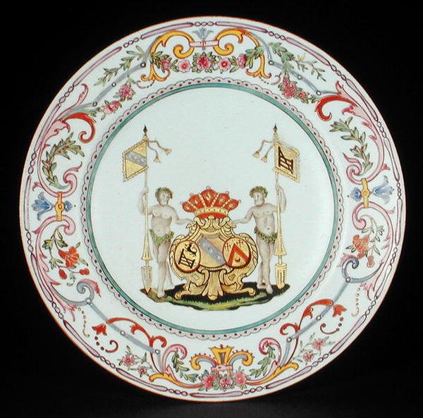 Assiette décorée en émaux famille rose avec les armoiries de Goos de Ghyseghem, accolées avec Vecquemans et Goubau, période Yonzheng (1725-35) c.1730 - School Chinese