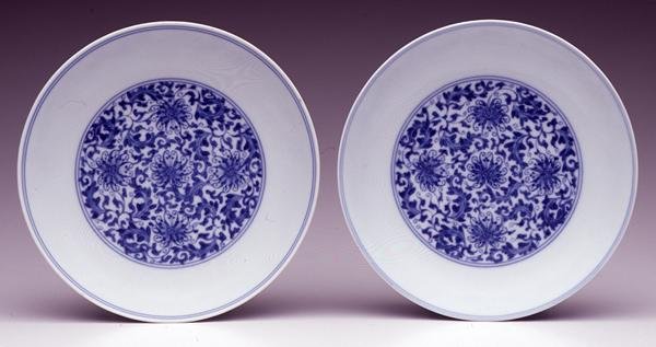 Paire de plats à décor de fleurs de lotus stylisées, marque et période Yongzheng 1723-35 - School Chinese
