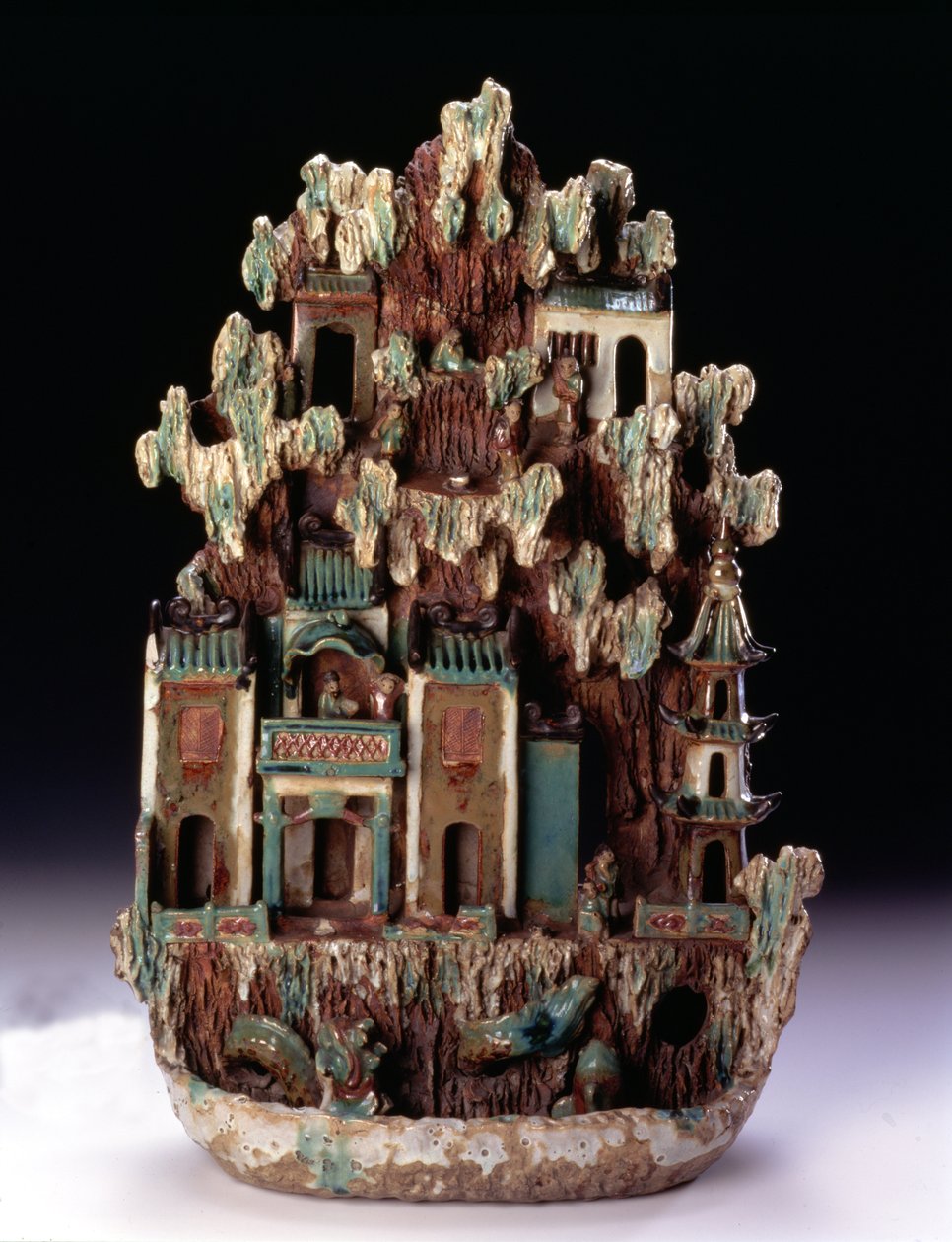 Paradis taoïste de montagne sur Penglai fabriqué aux fours de Shiwan, province du Guangdong, dynastie Qing 1644-1912, fin du 19e siècle (grès polychrome et doré) - School Chinese