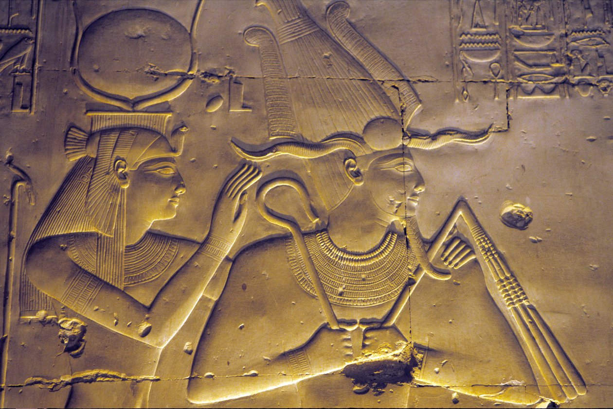 Ancienne Égypte, la déesse Isis embrasse son mari assis, Osiris, temple de Seti I, Abydos - School Egyptian