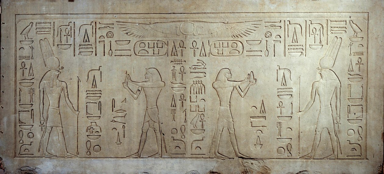 Antiquité égyptienne : stèle en calcaire représentant le roi Sésostris III (1862-1843 av. J.-C.) (à gauche) en jeune homme, à droite, un homme âgé offre du pain et un gâteau au dieu Montou. 1878-1843 av. J.-C. De Médamoud. Paris, Musée du Louvre - School Egyptian