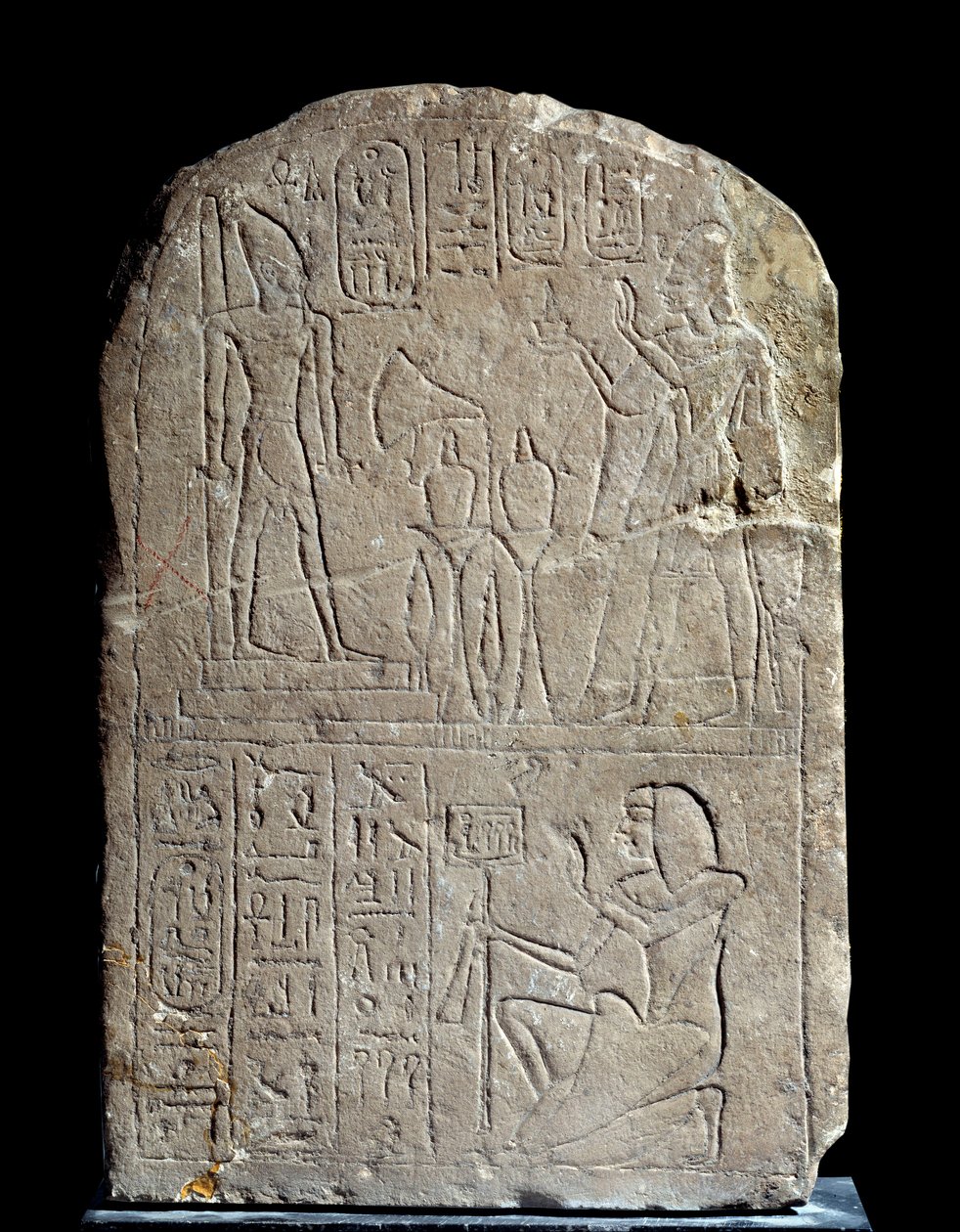 Antiquité égyptienne : stèle en calcaire au nom du roi Anya. Le pharaon Ramsès II offre de l