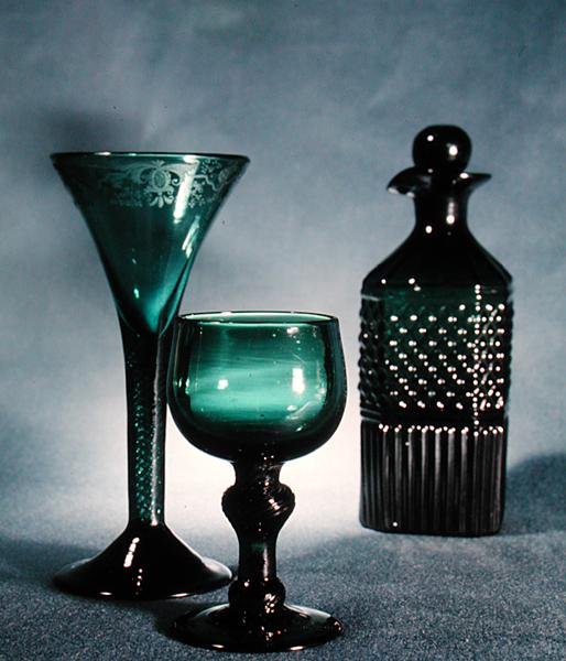 De gauche à droite : Verre à vin décoré, verre rond et carafe, fin 18e-début 19e siècle - School English