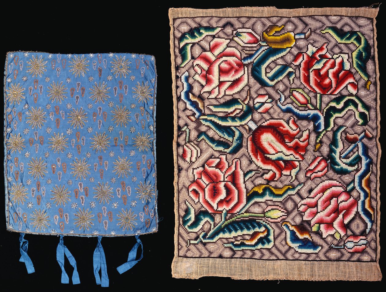 Deux housses de coussin brodées, anglaises - School English