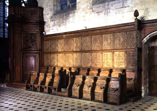 Stalles de chœur du 14ème siècle, avec panneaux du 16ème siècle - School French