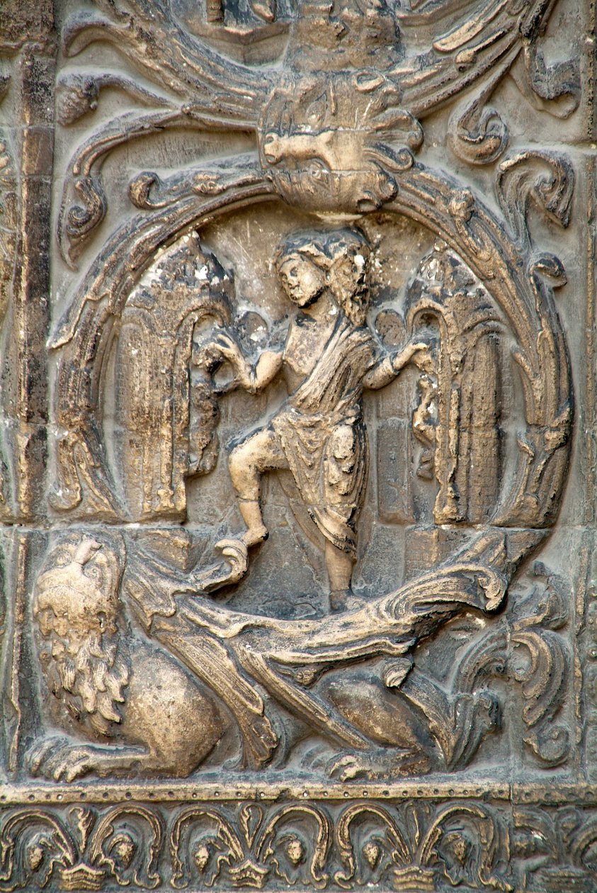 Art gothique : Piédroit du portail droit de la façade ouest de la Basilique de Saint-Denis représentant le travail des champs : Janvier. Saint-Denis, France - School French