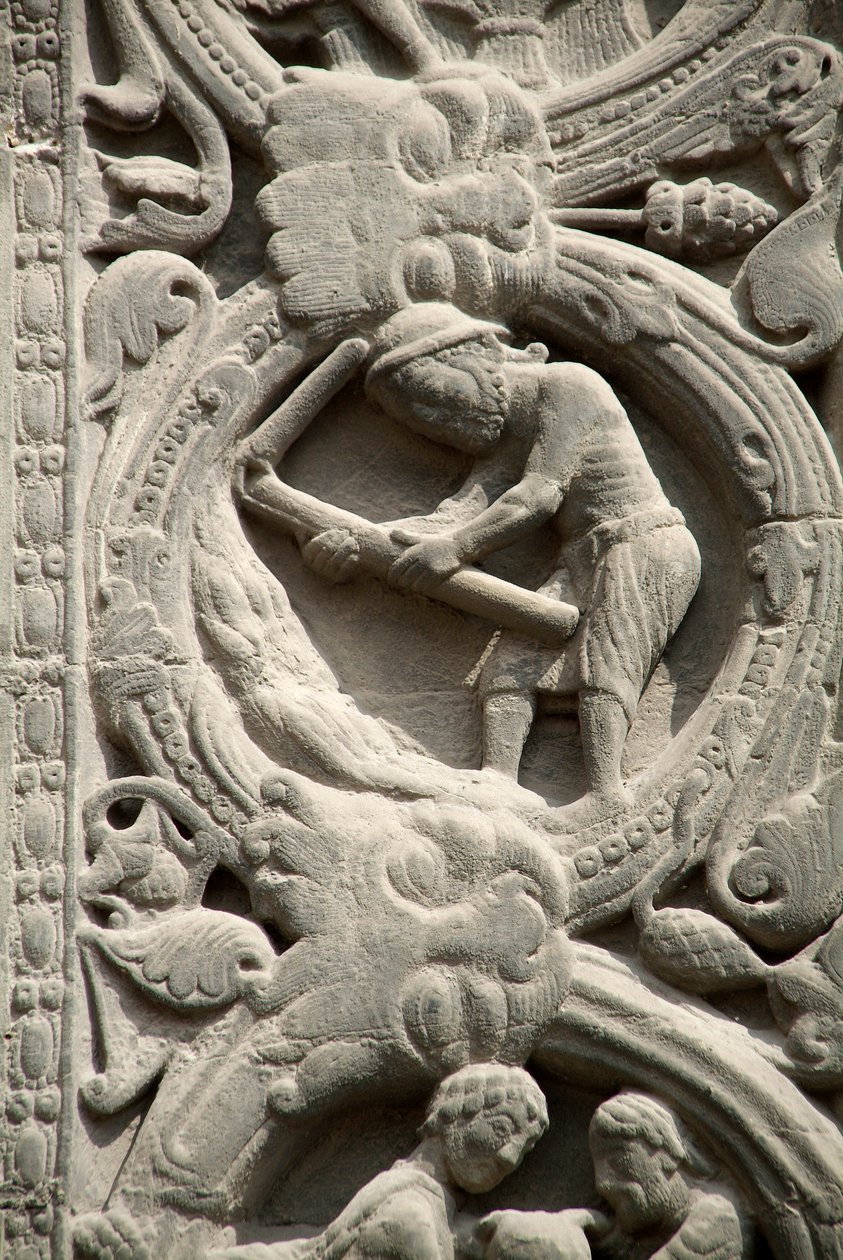Art gothique : Piédroit du portail droit de la façade ouest de la Basilique de Saint-Denis représentant le travail des champs : Août. Saint-Denis, France - School French
