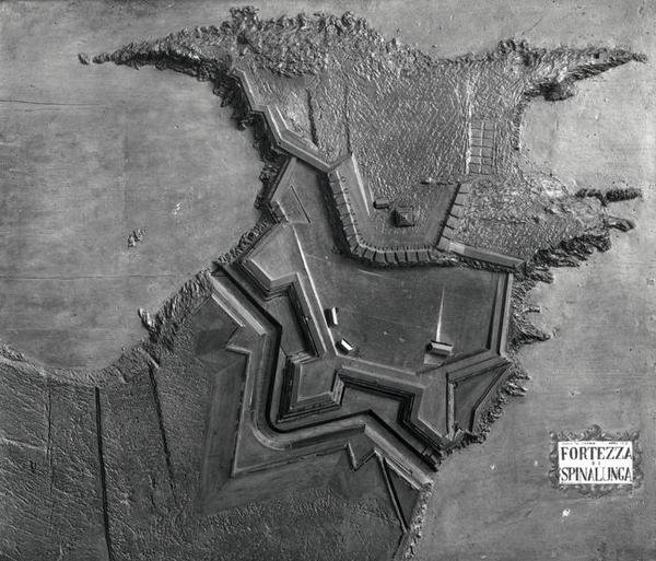 Carte en relief de la forteresse vénitienne à Spinalonga, Crète en 1619 - School Italian