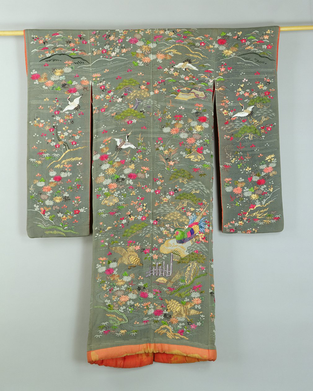 Robe grise décorée de fleurs et d
