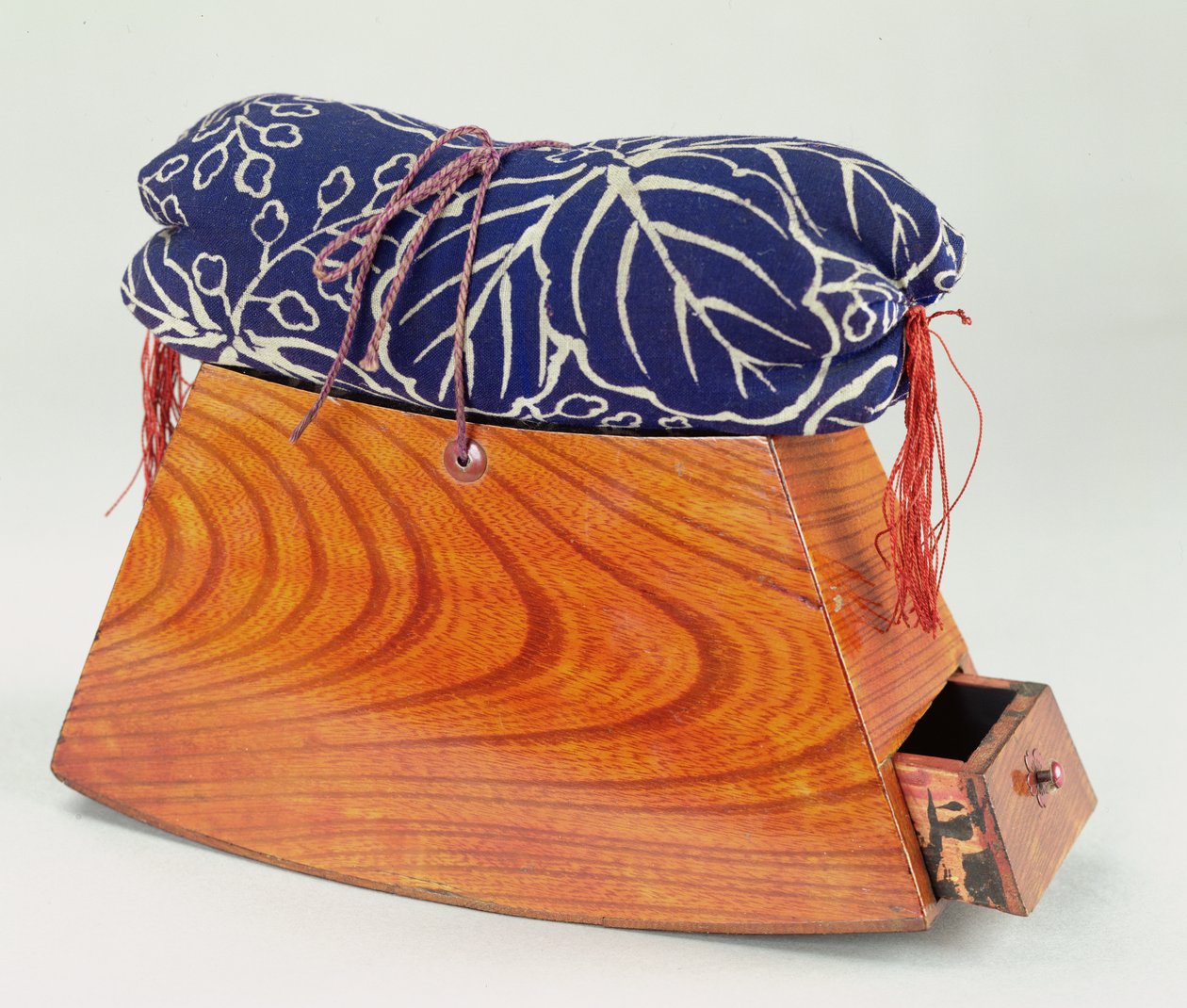Appui-tête avec coussin et tiroir - Japanese School